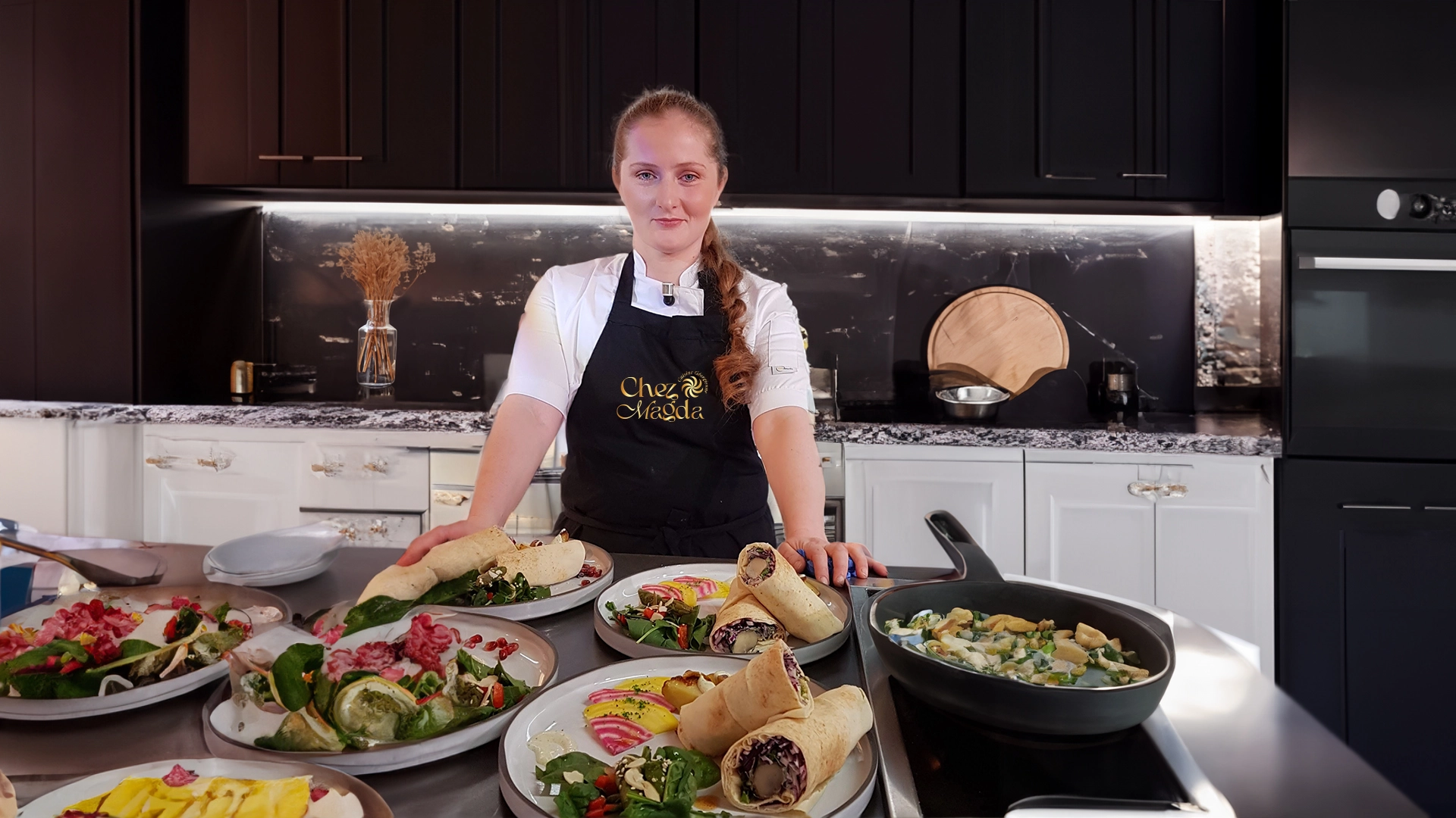 Chez Magda - Restaurant Géorgien - Paris 19ème - La chef Magda Gegenava à loeuvre avec ses plats coloré