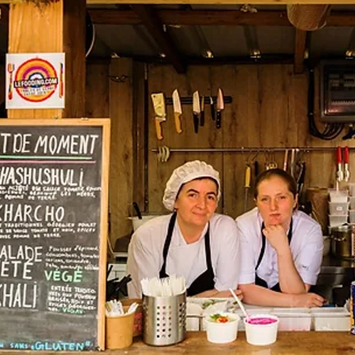 photo de magda et de sa collègue au début dans leur cabane - à propos histoire magda