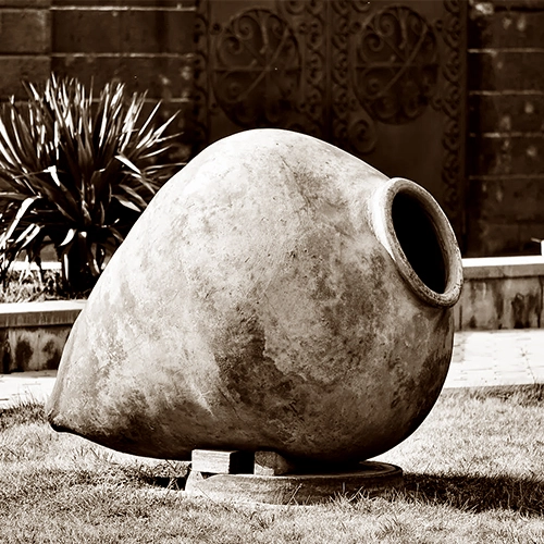 qvevri une jarre en argile - viticole en géorgie